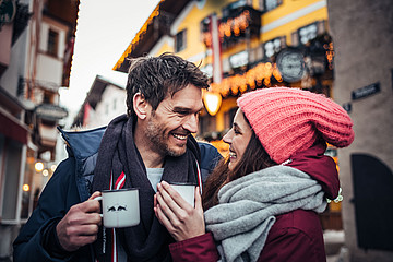 (c) Zell am See-Kaprun Tourismus Paar mit warmen Getränken in winterlicher Atmosphäre